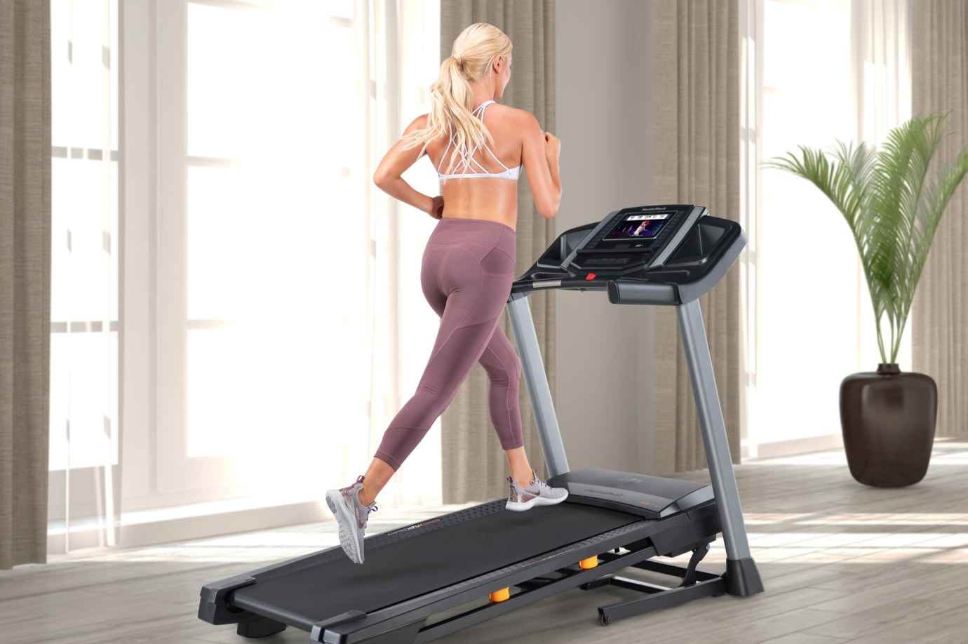 Thiết kế máy chạy bộ giá rẻ gập gọn dễ dàng nên có thể đặt ở nhiều không gian nhà Thiết kế máy chạy bộ giá rẻ gập gọn dễ dàng nên có thể đặt ở nhiều không gian nhà